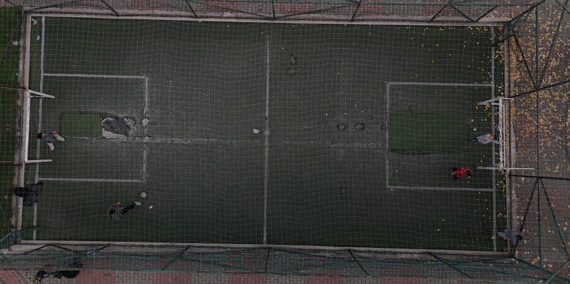 Parktaki halı sahayı, tarlaya çevirdiler