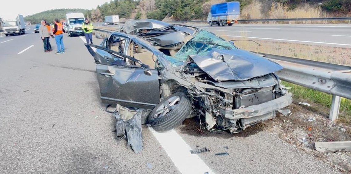 TEM’de otomobil kamyona çarptı: 3 yaralı