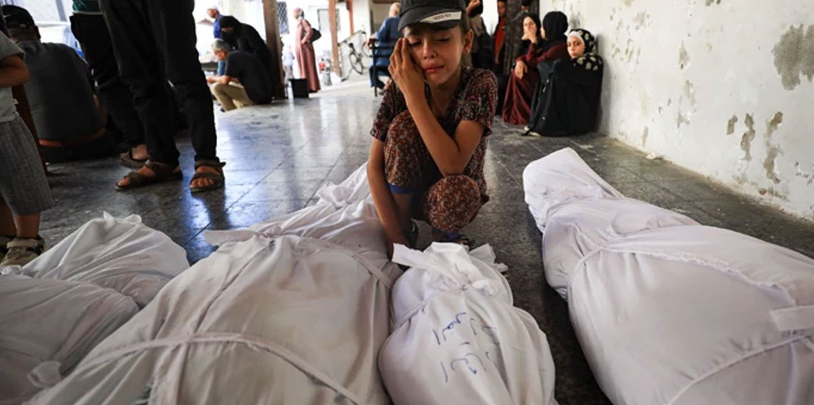 Gazze’de toplu defnedilen cenazeler mezarlıklara taşınıyor