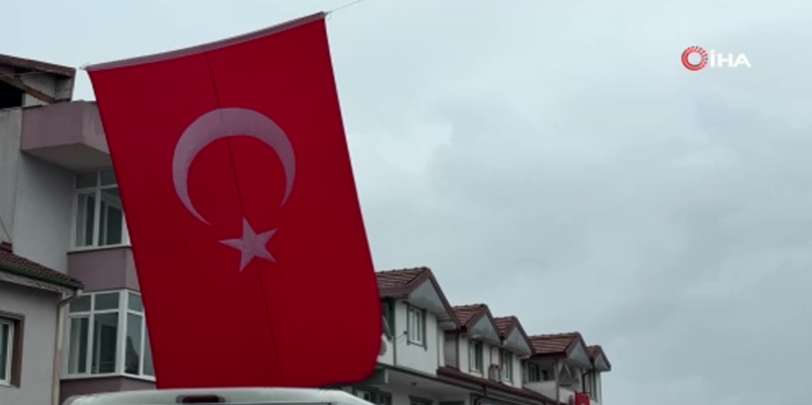 Sakaryalı şehidin mahallesi Türk bayraklarıyla donatıldı
