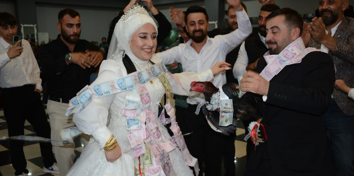 Artvin'de damada arkadaşlarından canlı tavuk ve horoz sürprizi