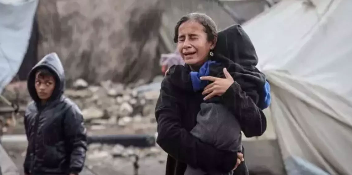 Gazze'de yürek burkan manzara, çadırları su bastı