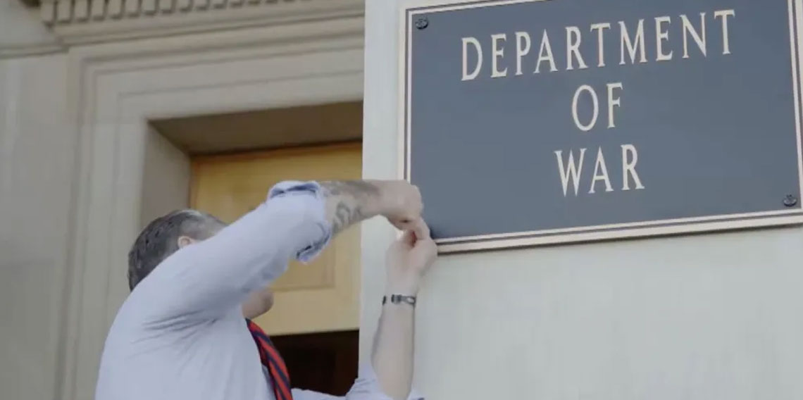 Pentagon'un kapısına 'Savaş Bakanlığı’ tabelaları asıldı