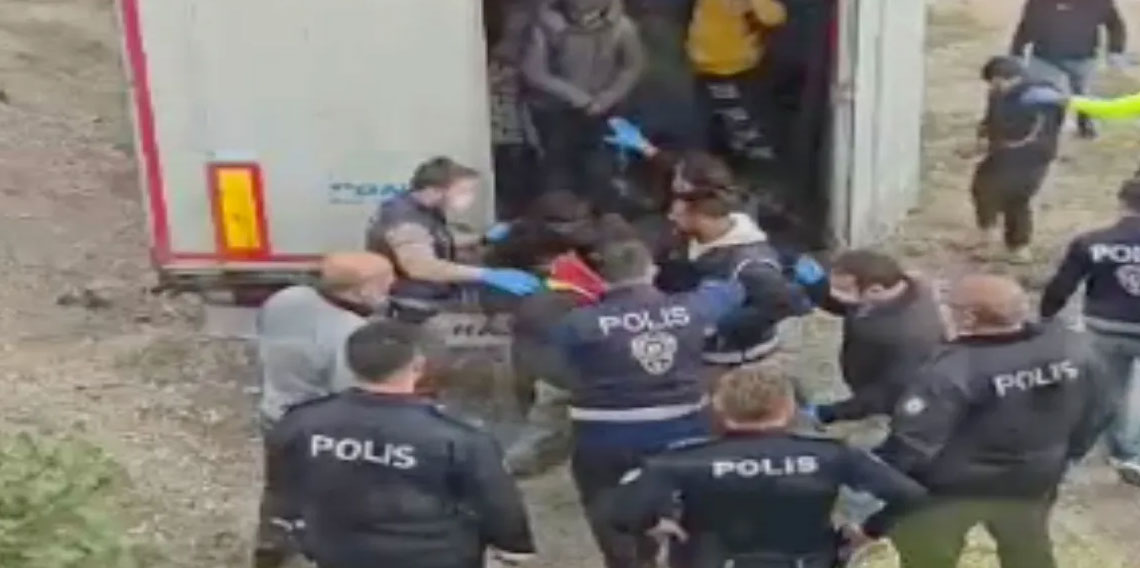 Sivas'ta tır dorsesinden 18 kaçak göçmen çıktı