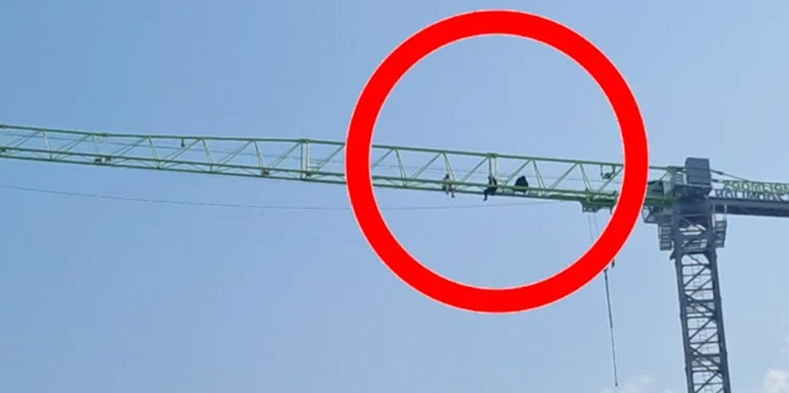 24 saati aşkın süre vinçte eylem yaptılar!