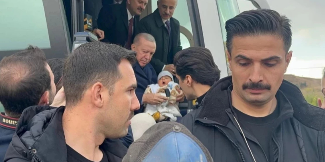 Erdoğan konvoyu durdurdu, 4 aylık bebeğe altın taktı
