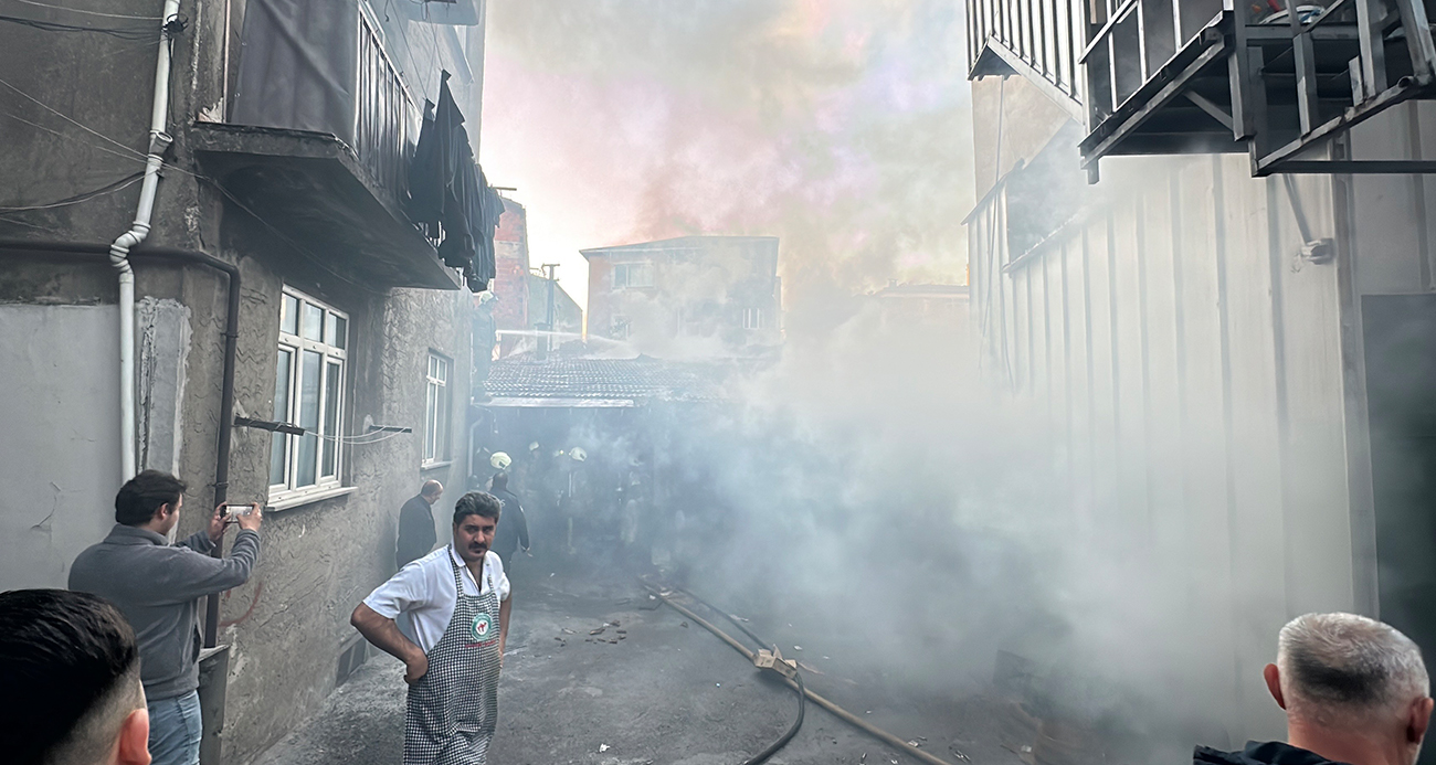 Ümraniye’de depo yangını: Bir işçi dumandan etkilendi