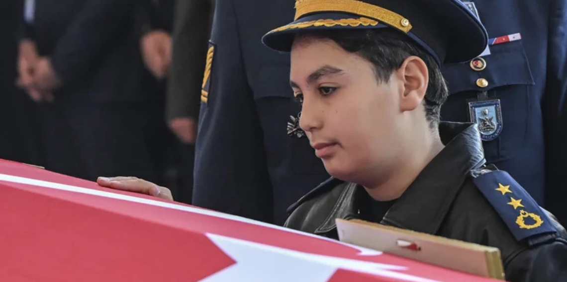 Şehit oğlundan babaya son bakış, son veda!