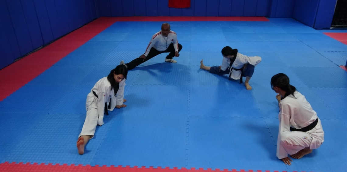 Tekvandocu babanın vakit geçirsinler diye salona götürdüğü 3 kızı milli tekvandocu oldu