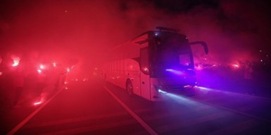 A Milli Futbol Takımı meşaleler eşliğinde stada girdi