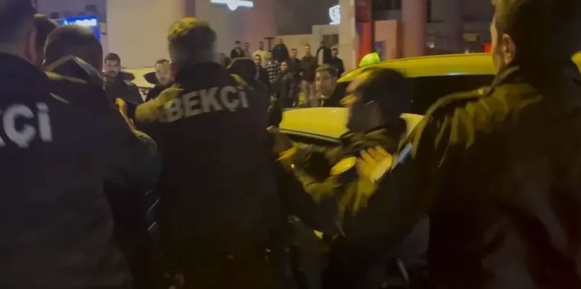 Gece kulübü önünde silah gösterme kavgası