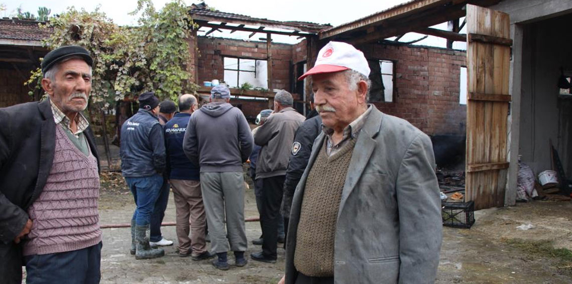 Evi yanan yaşlı çiftçinin biriktirdiği paralar ve eşyaları küle döndü