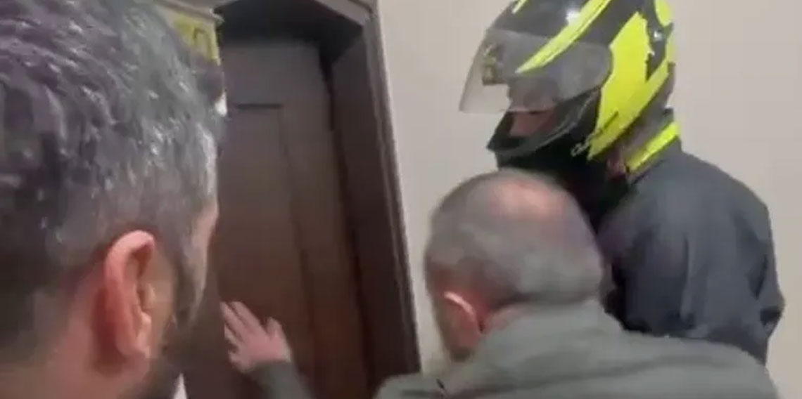 Hatay'da 77 yıl hapis cezasıyla aranıyordu: Kurye kılığındaki polise yakalandı