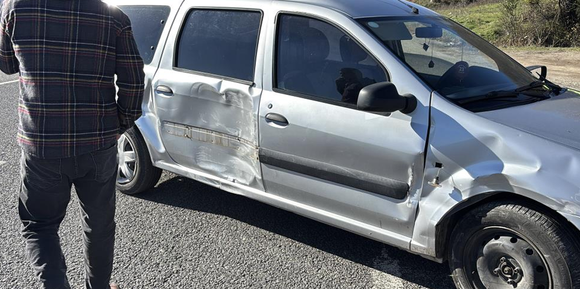 D-100'de tırın önüne kattığı araç hasar aldı