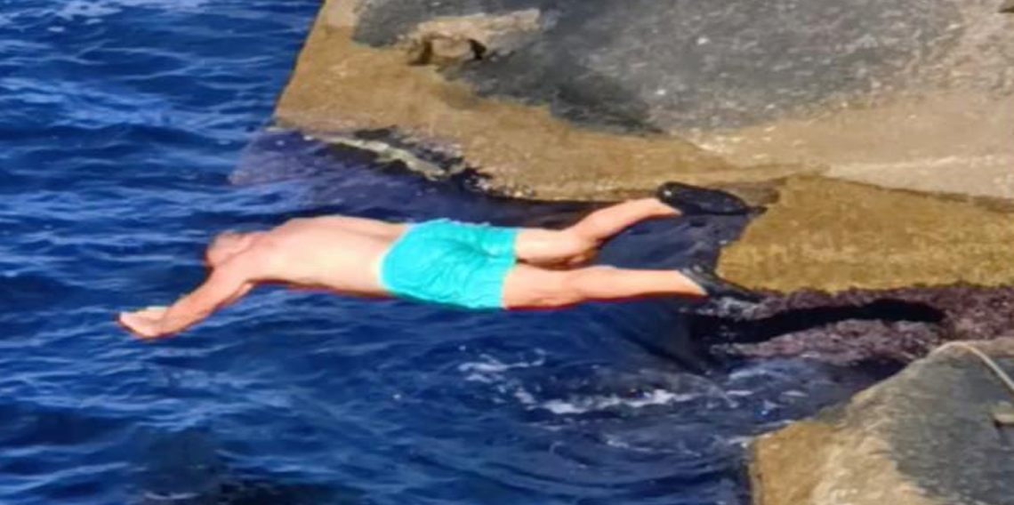 Soğuk havaya aldırış etmeden denize girdi