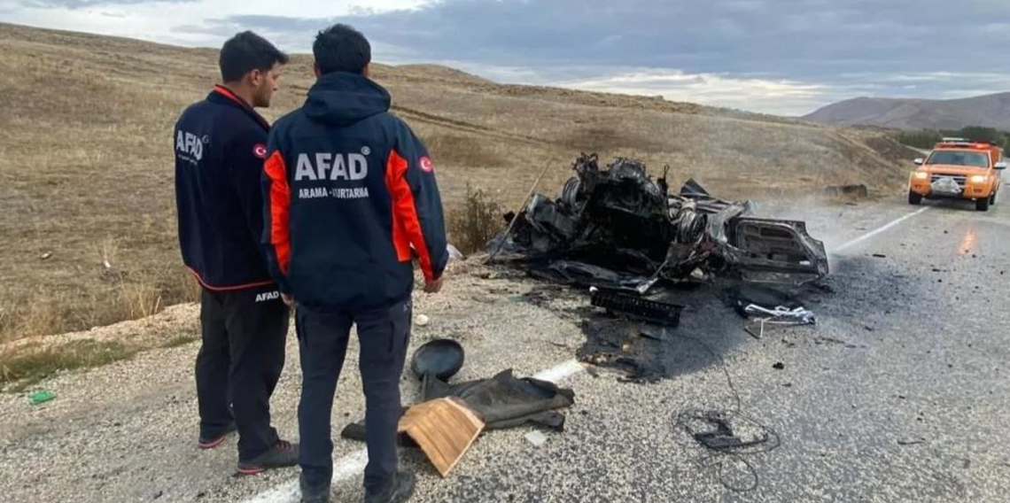 Alev alan araçtan 5 canı kurtardı