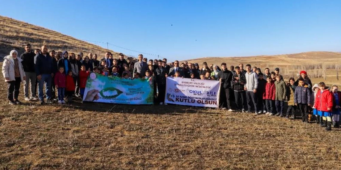 Bayburt'ta öğrenciler ve öğretmenler 300 fidanı toprakla buluşturdu