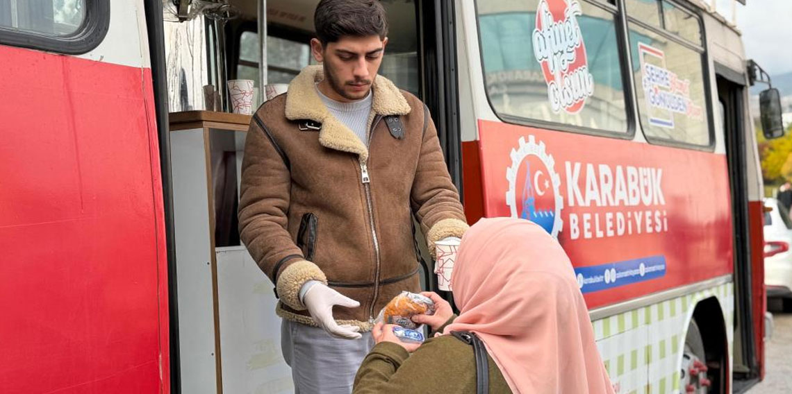 Soğuk sabahlar belediyenin çorba ikramıyla ısınıyor