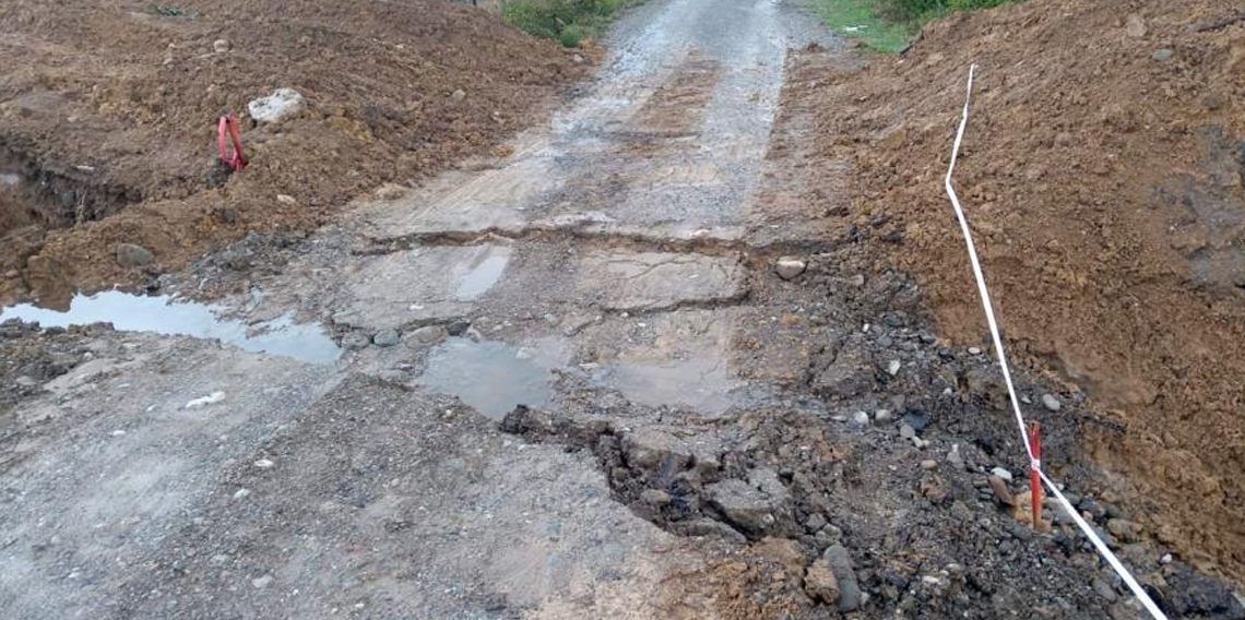 Doğalgaz çalışması sonucu bozulan yollar tehlike oluşturuyor