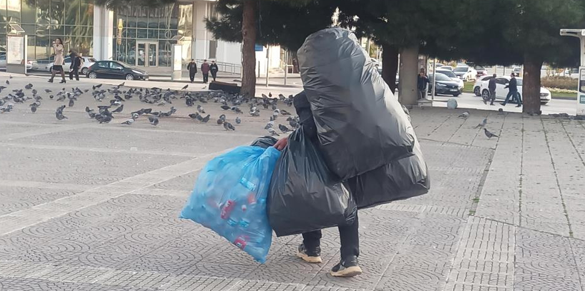 Samsun'da Hayatın yükünü sırtında taşıyor