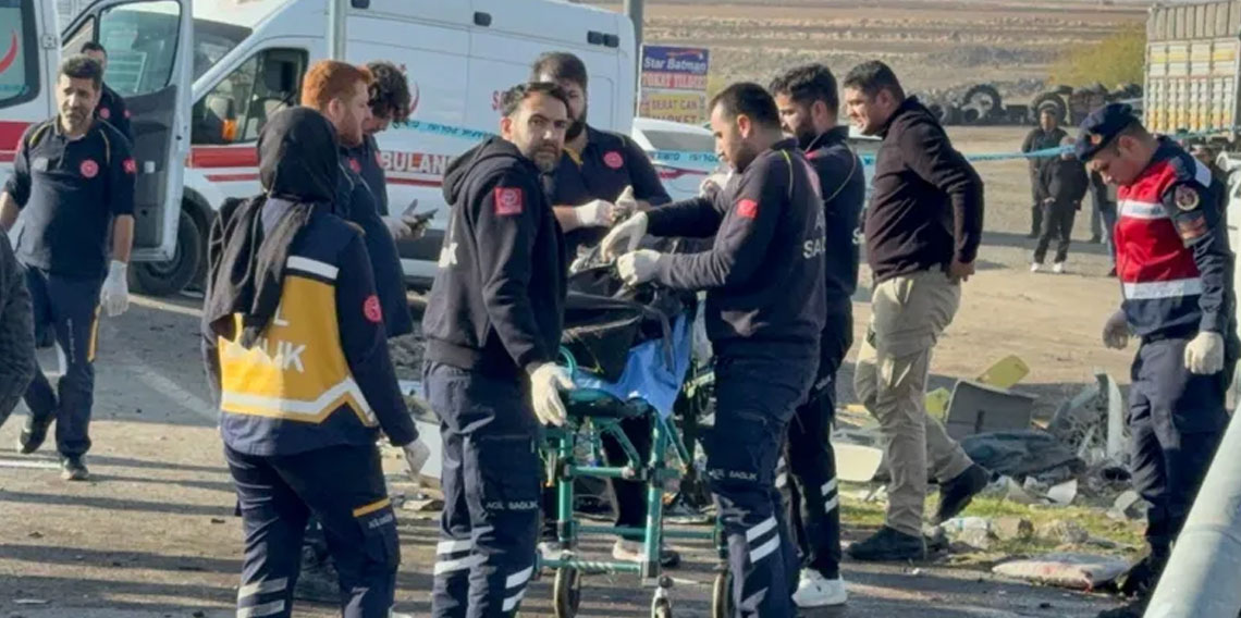 Diyarbakır'da tır, çarptığı iki aracı biçti: 2 ölü, 3 yaralı