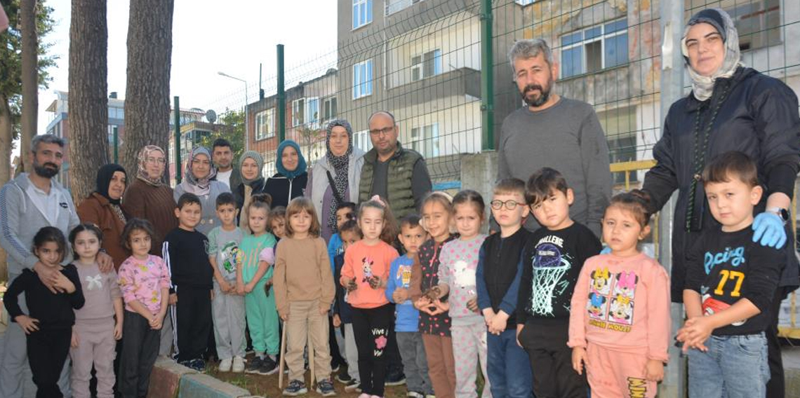 Ordu'da minikler, meyve fidanlarını toprakla buluşturdu
