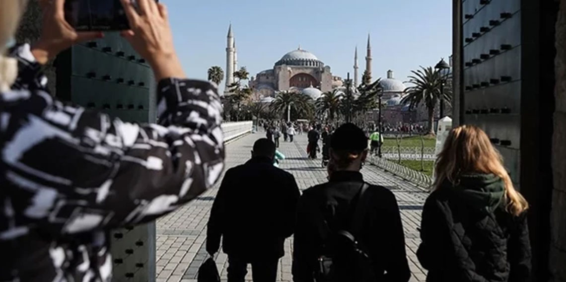 Türkiye'ye en çok o ülkeden turist geldi! Bakan Ersoy açıkladı