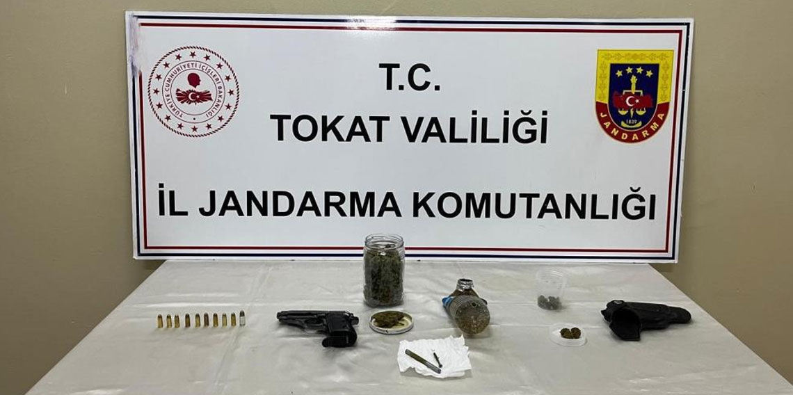 Erbaa'da jandarmadan uyuşturucu ve ruhsatsız silah operasyonu