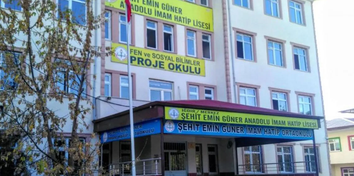 Iğdır'da liselilerin kavgası kanlı bitti: 2 yerinden bıçaklandı