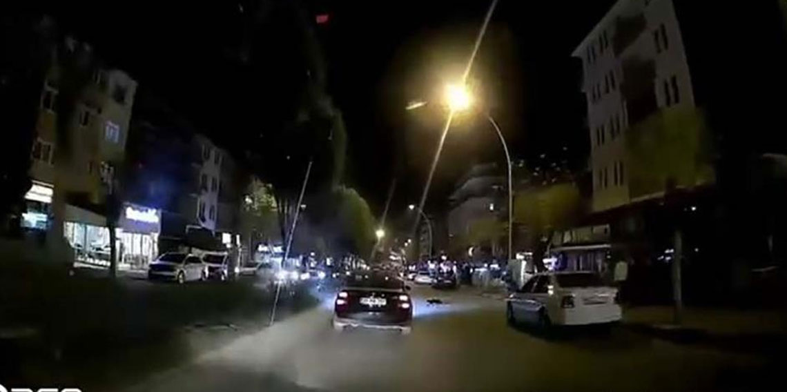 Otomobilin altında kalan kedi telef oldu