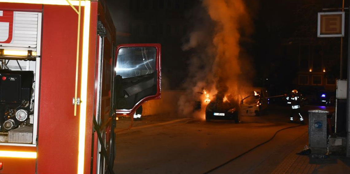 Samsun’da park halindeki otomobil yanarak kullanılamaz hale geldi