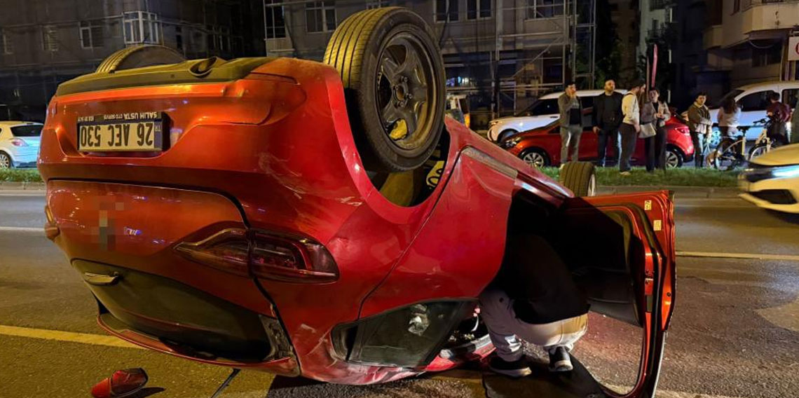 Makas atarak iki araca çarpan sürücü takla attı: 1 yaralı