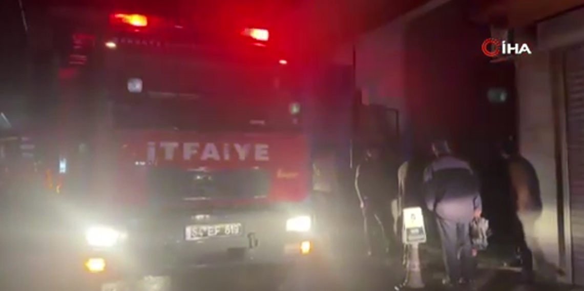 Kabus gibi gece: Yıldırım 4 katlı binanın çatısına düştü