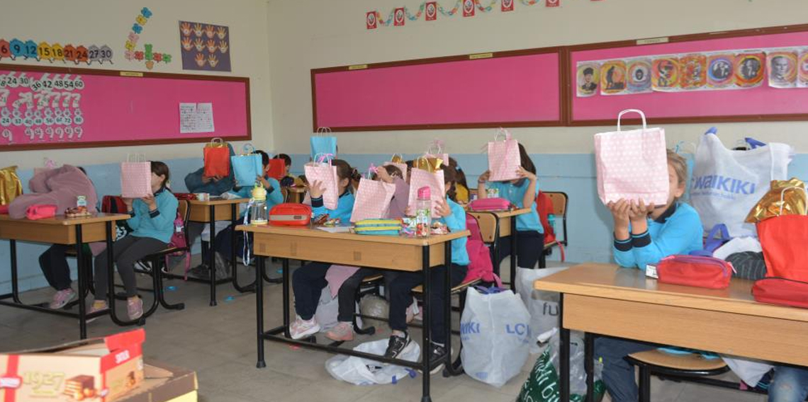 Ordu'da ilkokul öğrencilerinin hediyeleşme mutluluğu