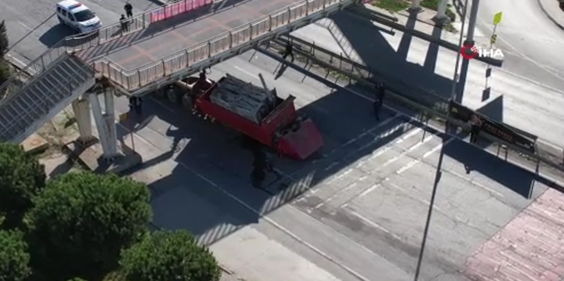 Avcılar’da iş makinesi taşıyan tır üstgeçide çarptı