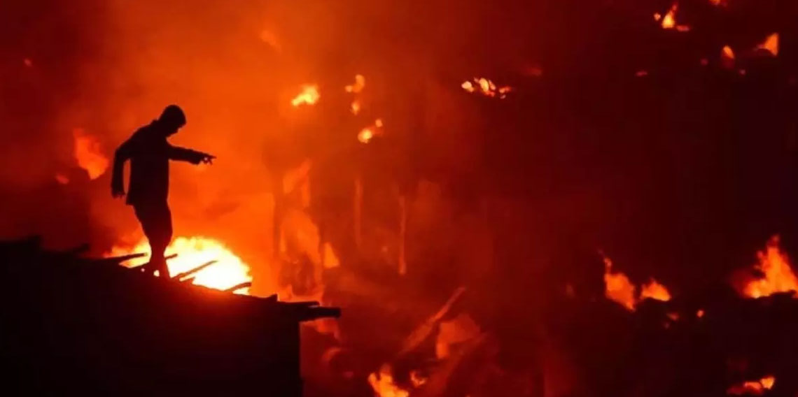 Dakka'da büyük yangın: 1500 ev kül oldu