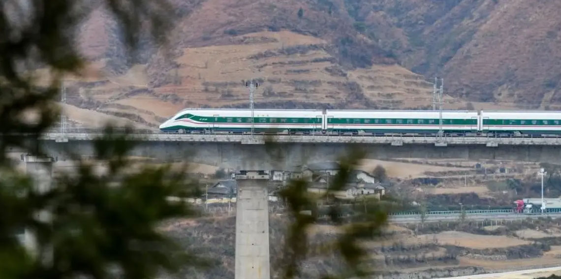 Çin'de test treni işçilere çarptı: 11 ölü