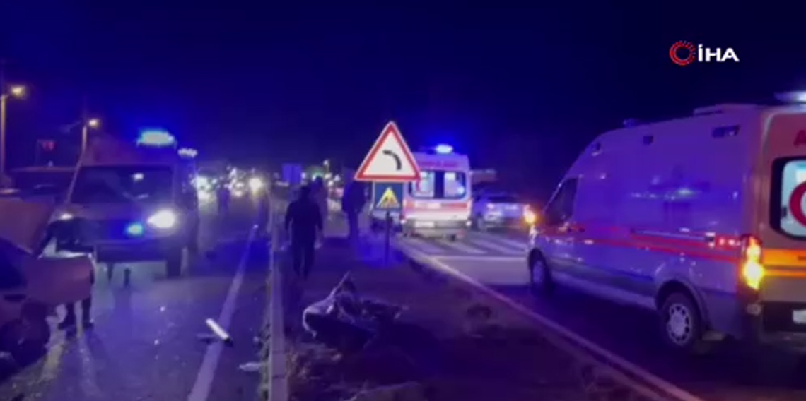 İki Tofaş araç kafa kafaya çarpıştı: 2’si ağır 3 yaralı