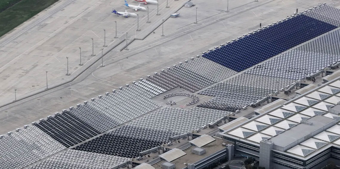 Atatürk Havalimanı'nda teslim edilecek binlerce araç görüntülendi
