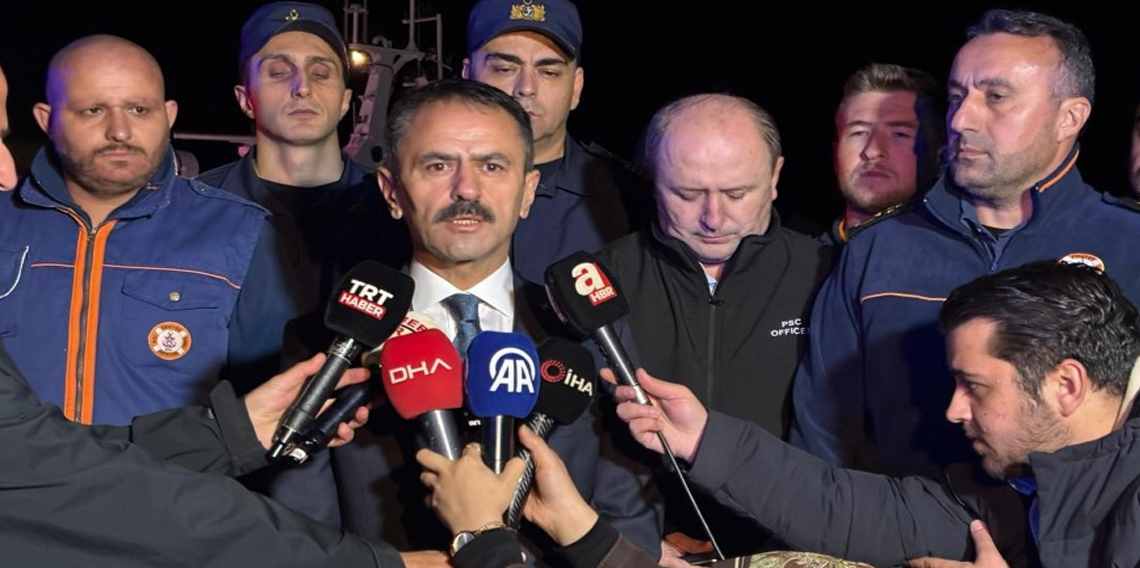 Gemiden tahliye edilen 25 personel tedbiren hastaneye götürüldü