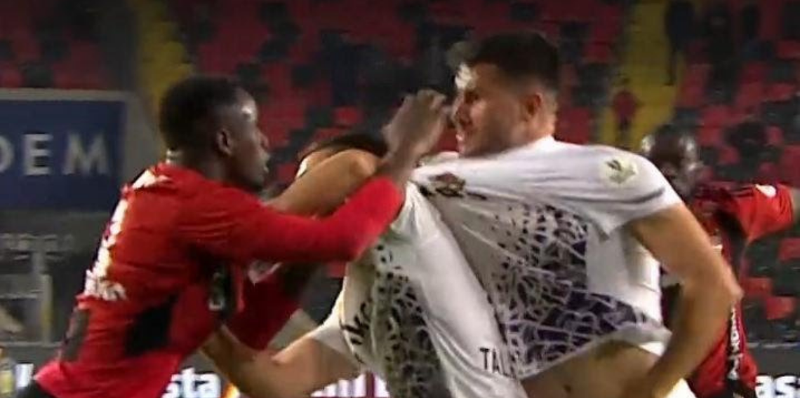 Bu da oldu! Kaleci kavgayı ayırırken gol yedi