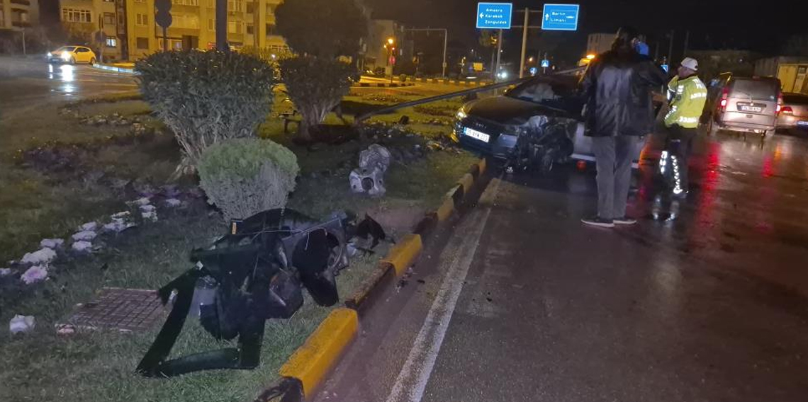 Çarptığı direk aracın üstüne devrildi, sürücü kaza yerinden kaçtı