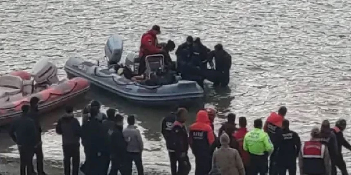 Zernek Baraj Gölü'ne otomobil yuvarlandı, 3 kişi öldü