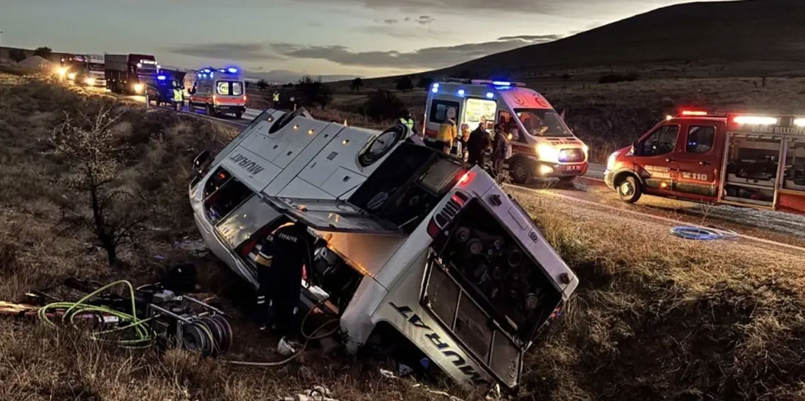 Yolcu otobüsü şarampole devrildi! Ölü ve yaralılar var