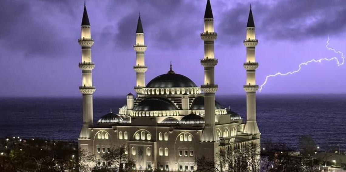 Zonguldak'ta şimşekler geceyi aydınlattı