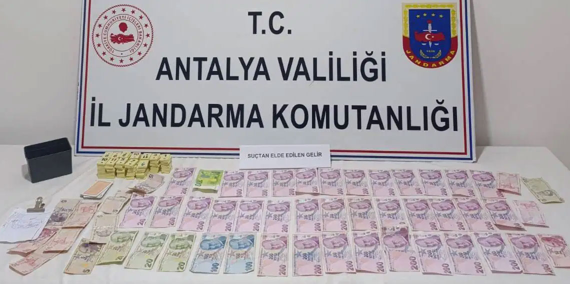 Antalya'da muhtar kumar oynatırken yakalandı