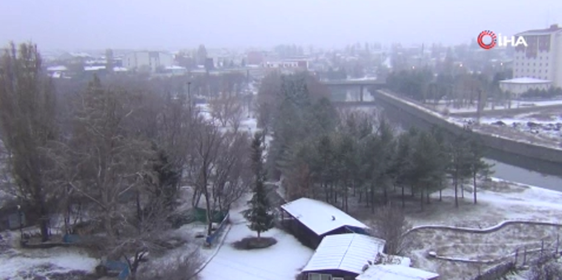 Kars’a mevsimin ilk karı düştü