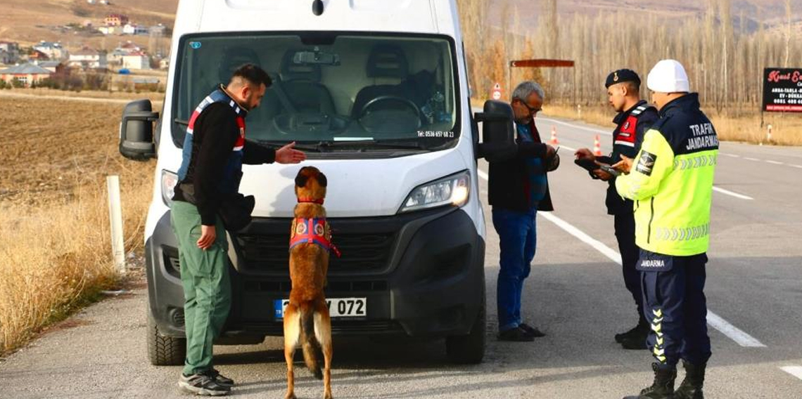 Bayburt'ta Jandarma lastik ve donanımları kontrol etti