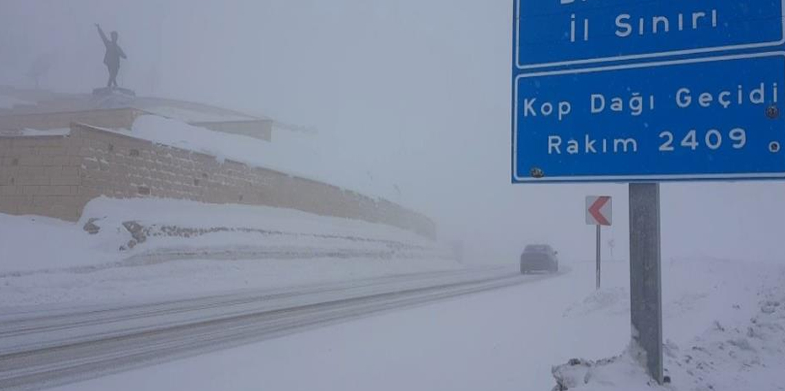 Bayburt’un yüksek kesimlerine kar yağdı