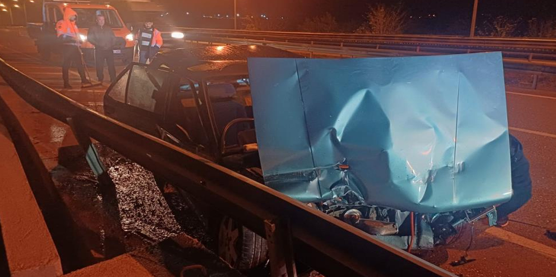 Çorum'da otomobil bariyerlere çarptı: 1 yaralı